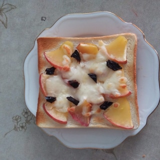 りんごとプルーンのチーズトースト